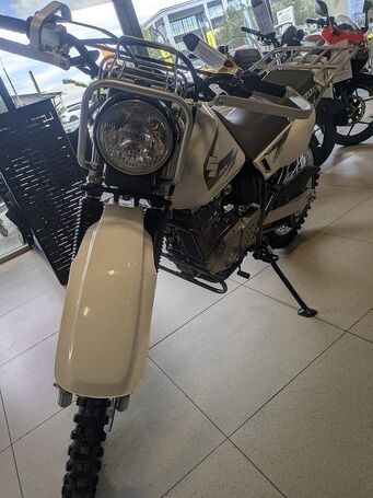 Suzuki DR200  0