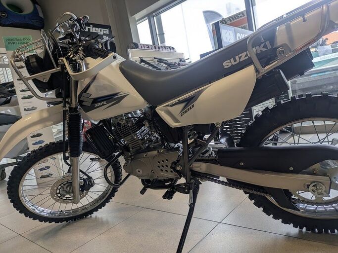 Suzuki DR200 0
