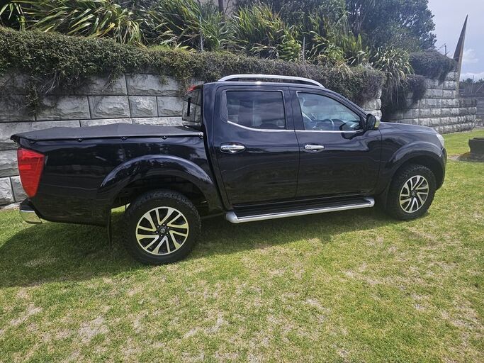 Nissan Navara St-X 2.3D/4Wd/7Am/Ut - Great looking 4wd in black 2018
