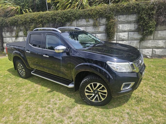 Nissan Navara St-X 2.3D/4Wd/7Am/Ut - Great looking 4wd in black 2018