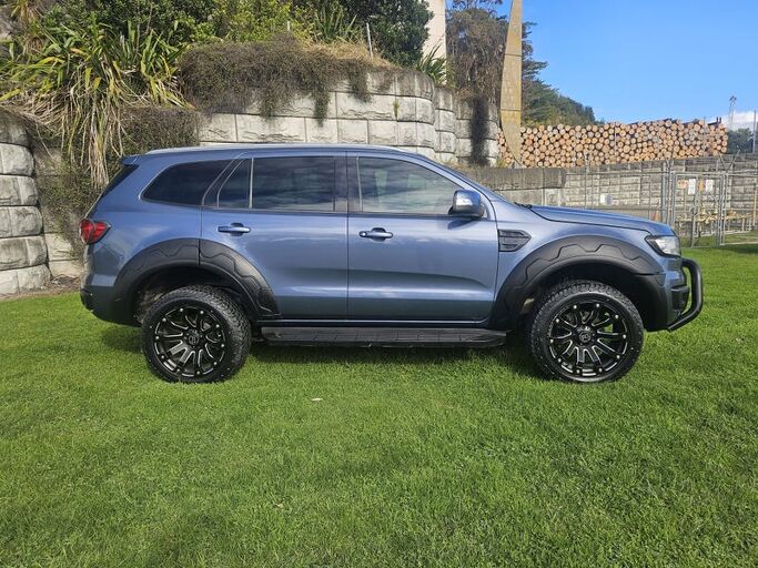Ford Everest Trend 3.2D/4Wd/6At - Big bold 7 seater and built for anythin 2016